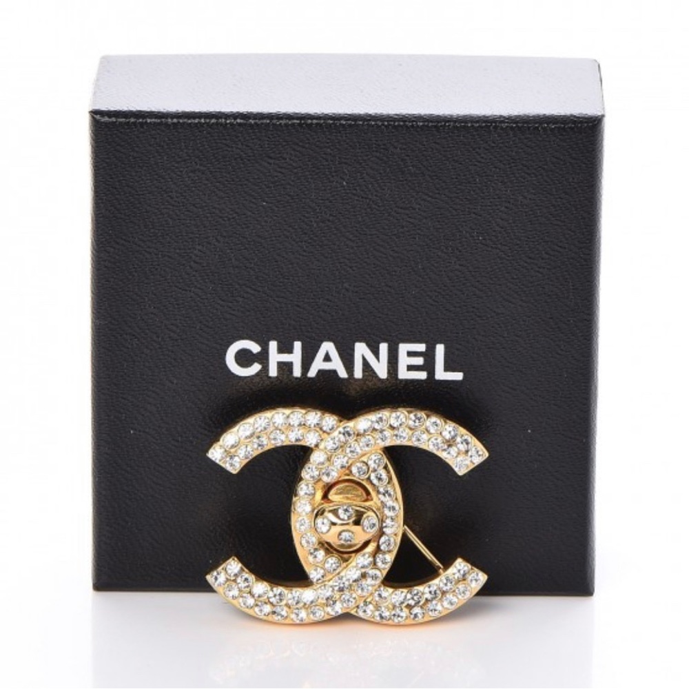 Chanel Pre-Owned
97P CC Turn-lock Crystal Brooch ❤️‍🔥